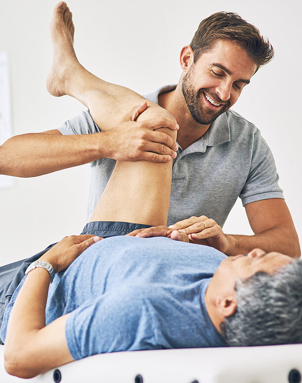 Geriatrische frührehabilitative Komplextherapie (GKT) am Klinikum Landau-SÜW, Physiotherapeut mit Patient