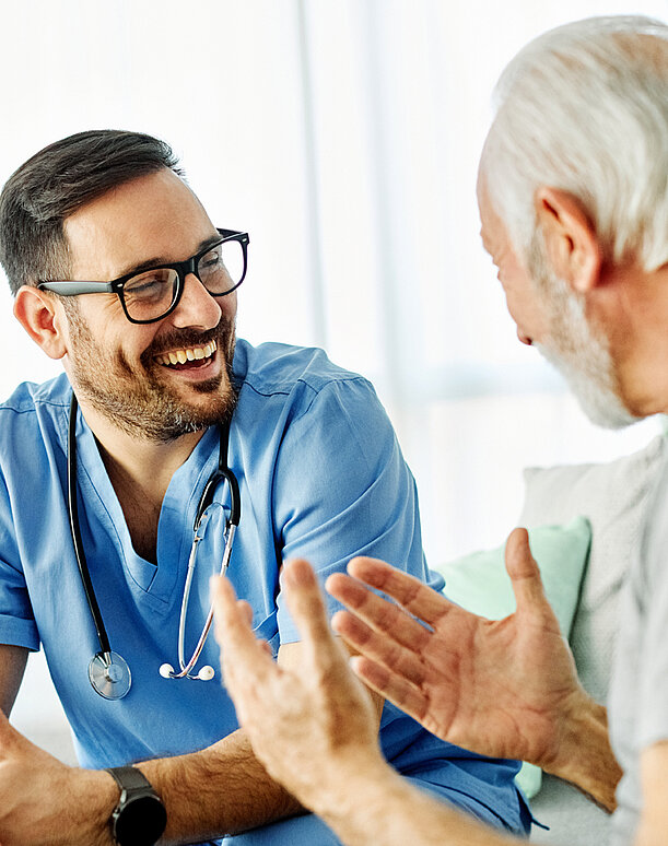 Geriatrische frührehabilitative Komplextherapie (GKT) am Klinikum Landau-SÜW, Arzt im Gespräch mit einem mit Patient