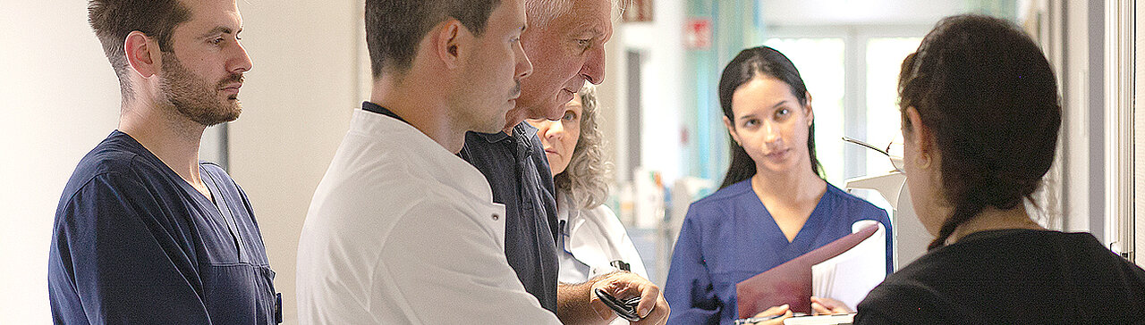 geriatrie-Geriatrische frührehabilitative Komplextherapie (GKT)-am Klinikum Landau-SÜW. Szene: Visite mit Ärzten, Pflegern und Therapeuten