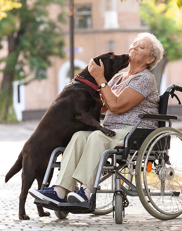 Geriatrische frührehabilitative Komplextherapie (GKT) am Klinikum Landau-SÜW, Patient genießt seine wiedergewonnene Selbstständigkeit