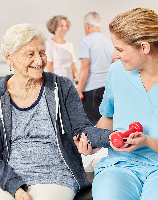 Geriatrische frührehabilitative Komplextherapie (GKT) am Klinikum Landau-SÜW, Physiotherapeutin mit Patientin