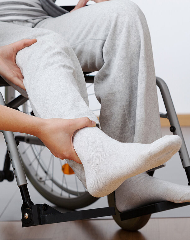 Geriatrische frührehabilitative Komplextherapie (GKT) am Klinikum Landau-SÜW, Physiotherapeut mit Patient