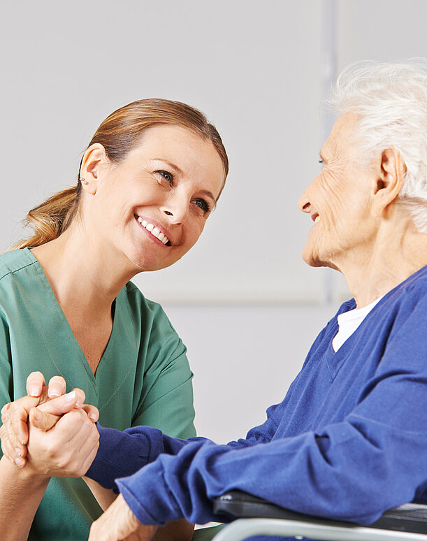 Geriatrische frührehabilitative Komplextherapie (GKT) am Klinikum Landau-SÜW, Pflegefachkraft mit Patient