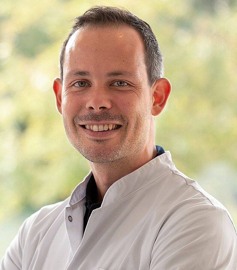 Dr. med. Moritz Selbach Oberarzt Innere Medizin Klinikum Landau-SÜW Facharztkompetenz: Facharzt für Innere Medizin  Zusatzbezeichnung: Palliativmedizin, Notfallmedizin